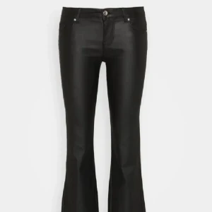 Only Svarta skinnbyxor - Svarta bootcut skinnbyxor från Only med låg midja. Slutsålda. Snygga & Trendiga!!  Helt okej skick, lite slitna vid innerlåren.💓💓