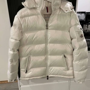 Moncler maya - Hej! Detta är en stilren och ovanlig jacka från moncler. Den säljes då den inte används och skicket är som ny då den bara har prövats. Storleken är en 3 (L). Det finns nfc scan på jackan samt tags. Billigare vid snabb affär!! Om du har några frågor eller funderingar så tveka inte att höra av dig