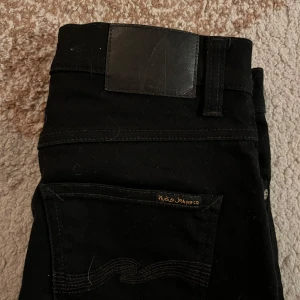 Svarta jeans från Nudie Jeans - Snygga svarta jeans från Nudie Jeans i storlek w29! Väldigt bra skick ser knappt använda ut!