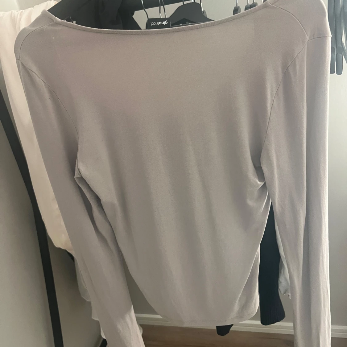 Beige långärmad topp från Gina  - 1