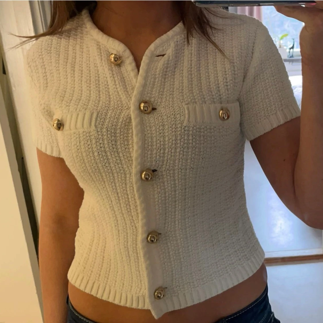 Vit stickad kortärmad topp med knappar