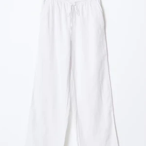 Vita linnebyxor med snörning - Säljer ett par snygga och bekväma vita linnebyxor med loose passform.                                    Storlek XS                                                                      Aldrig använda då de glömdes bord förra sommaren!                                                             Dock finns det små bruna fläckar som säkert går bort i tvätten💗✨