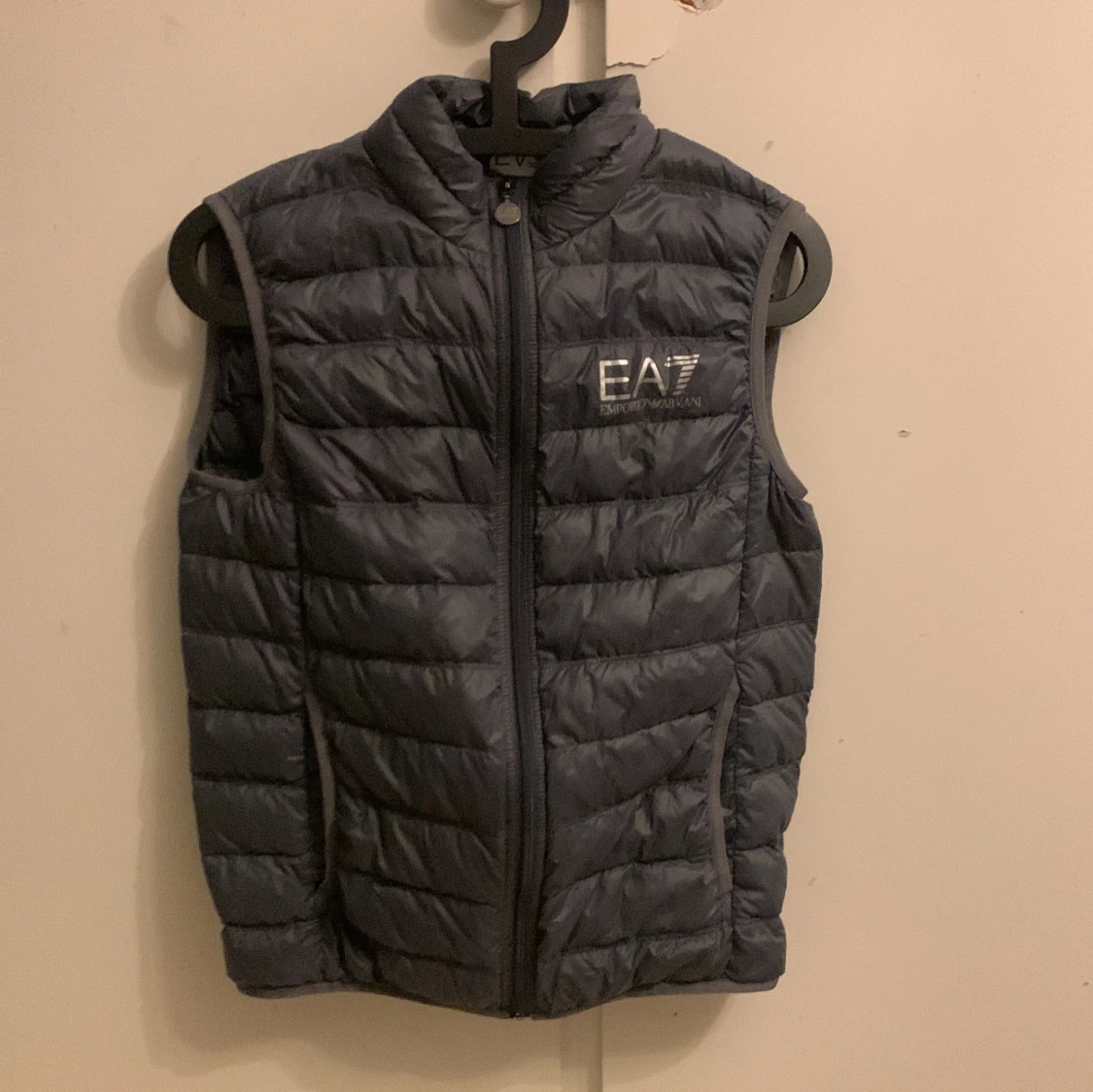 Grå dunväst från Emporio Armani