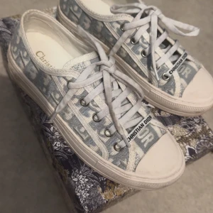 Dior Sneakers  - Säljer mina Dior sneakers🥰 Äkta, fick studentpresent i Juni. Bra skick! Bara lite smutsiga på sulan men de går att tvätta bort.💖💖