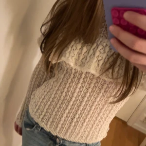 Vit spetsblus med volangdetalj - Säljer en söt vit spetsblus med volangdetalj. 🤍😚använt ett fåtal gånger, därför är den i bra skick! Pris kan diskuteras🤍