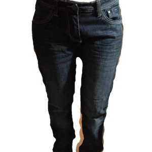 Mörkblå jeansbyxor - Mörkblå jeans. Är lite för långa för mig som är 168cm lång. De har defekter (kan skicka bild på de) men det är repor vid slutet av benet.