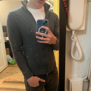 These glory days kofta - Tja! Säljer en sjukt snygg kofta i 100% merino ull😃storlek small men sitter som en mindre xs! Hör av dig vid övriga frågor✌️