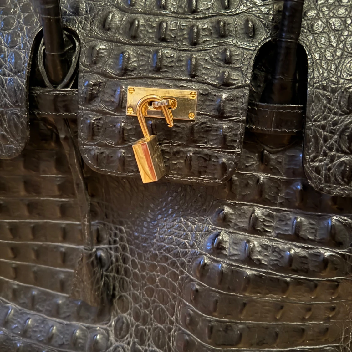 Svart krokodilpräglad handväska - 1