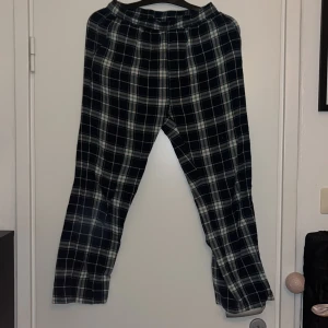 Rutig pyjamasbyxa - Rutiga pyjamasbyxor i mörkblå, vit och grön. Väldigt sköna. 💚