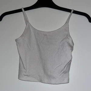 Vit ribbad linnetopp - Vit ribbat linne från New Yorker. 🤍