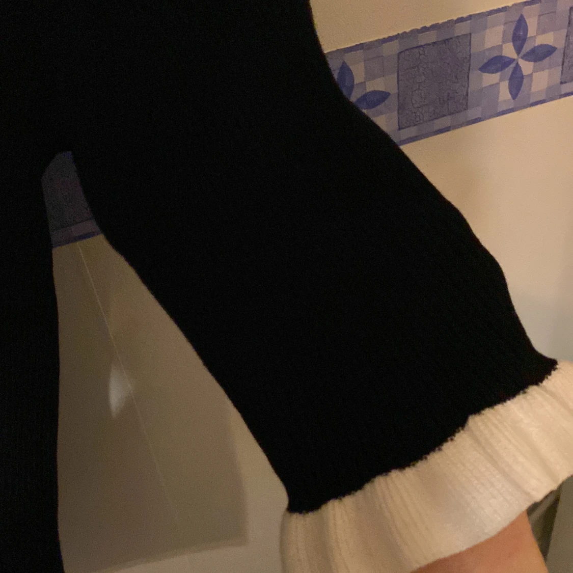 Svart tröja med vita detaljer från Holly & Whyte - 3