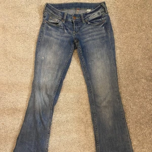 Jätte lågmidjade jeans - Så fina lågmidjade bootcut jeans med slitningar!! Köpta på vinted men tror de är från HM från början   Innerbenslängd- 79 cm  Midjemått- Ca 35 ( Stretchiga) Grenhöjd- 16 cm
