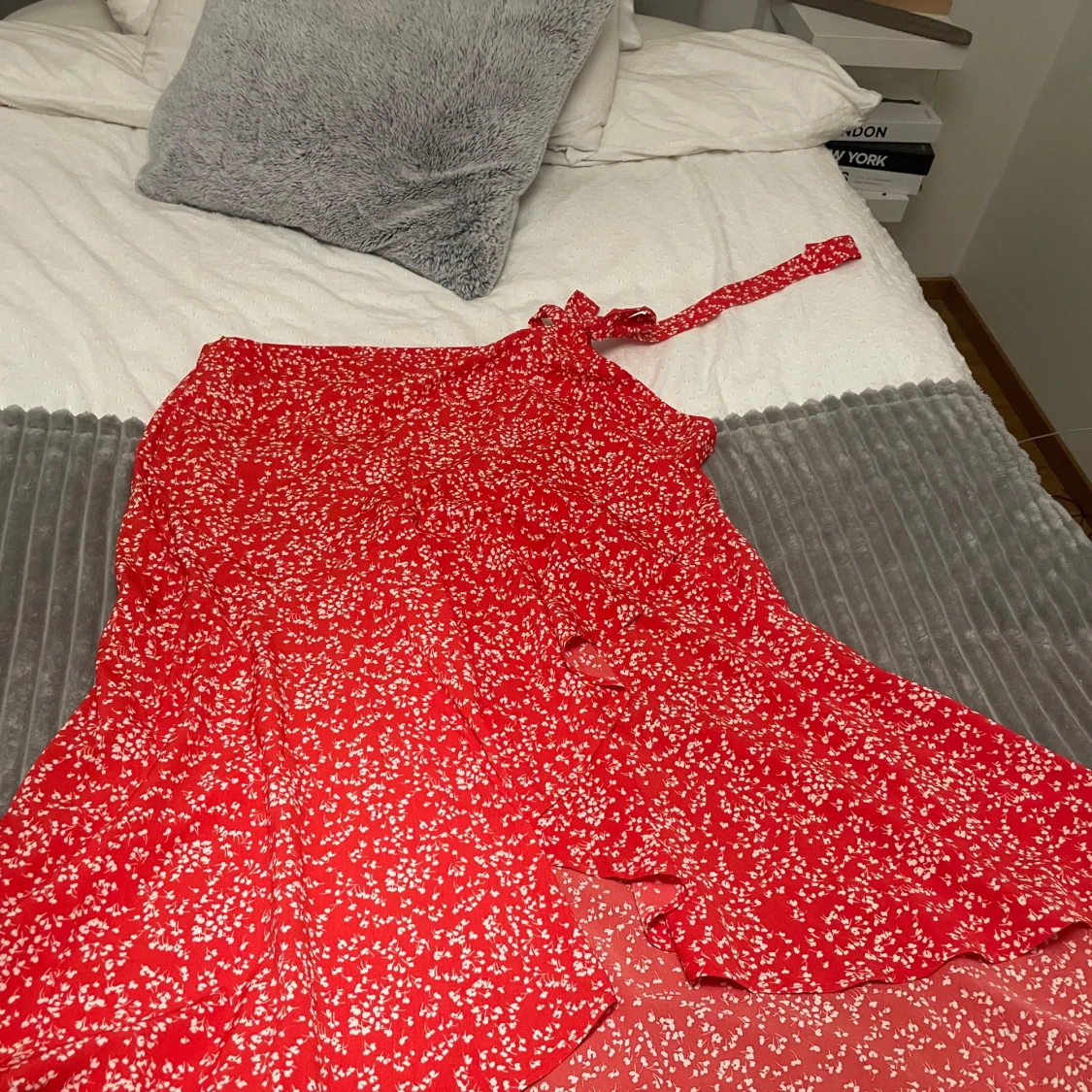 Röd blommig klänning från Lindex - 1