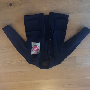 Limitato vår rock  - Mörk blå vår rock😊 pris kan förhandlas vid snabb affär 