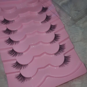 Lösögonfransar - Säljer ett set med fem par fylliga och dramatiska lösögonfransar. Perfekta för att ge dina ögon en intensiv look.