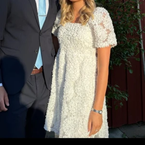 Studentklänning  - Säljer min fina och unika studentklänning från Pieces i storlek XS. Endast använd en gång och är som i nytt skick, dock är den skräddarsydd i ärmarna. Klänningen var tidigare långärmad men tyckte klänningen såg så ”stor” ut då och att jag ”försvann” i den, se sista bilden. Den är slutsåld överallt.