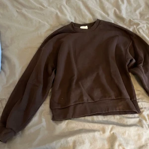 Brun sweatshirt från Gina Tricot - Säljer en brun sweatshirt från Gina Tricot. Den har en klassisk rund hals och långa ärmar. Perfekt för en avslappnad stil. Passar bra till jeans eller leggings.