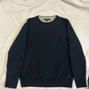 Svart tröja från Lagency - Säljer en stilren svart stickad tröja från Lagency. Nypris 800kr.