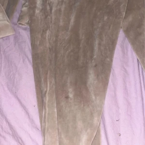 Beige velour hoodie och byxor - Mysig beige hoodie och matchande byxor i velour. Hoodien har dragkedja och långa ärmar, perfekt för en avslappnad stil. Byxorna har en bekväm passform med resår i midjan.