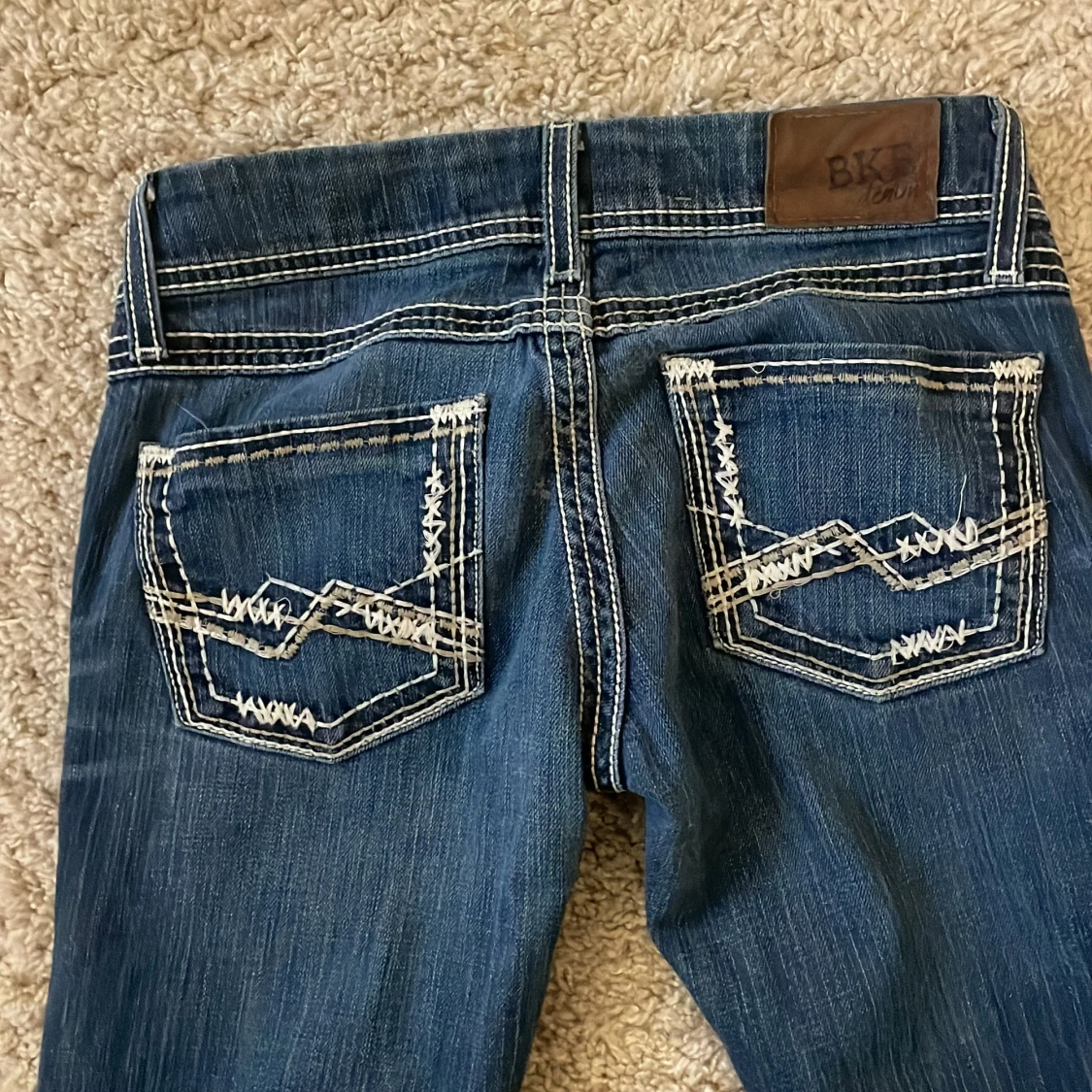 Blå bootcut jeans från BKE - 3