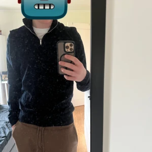 Svart tröja med dragkedja - Säljer denna snygga quarterzip från lindbergh i strl L. Köpte den på Wagner för året, skulle säga själv att den är i bra kvalité. Hör gärna av dig vid frågor. 