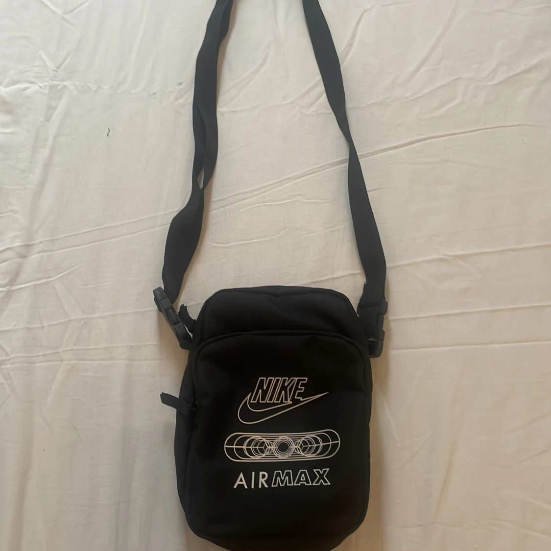 Svart axelväska från Nike Air Max