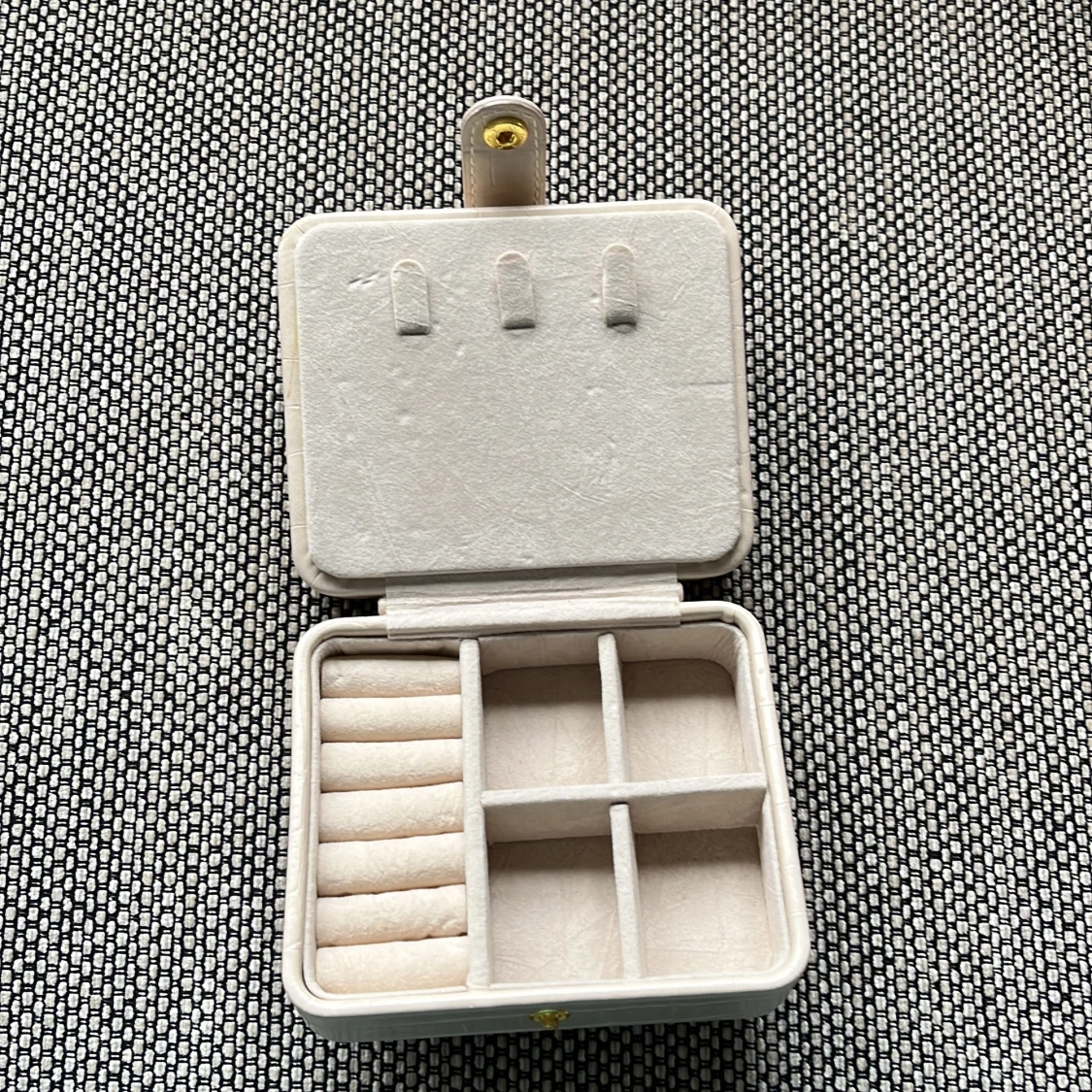 Beige smyckeskrin med krokodilmönster - 3