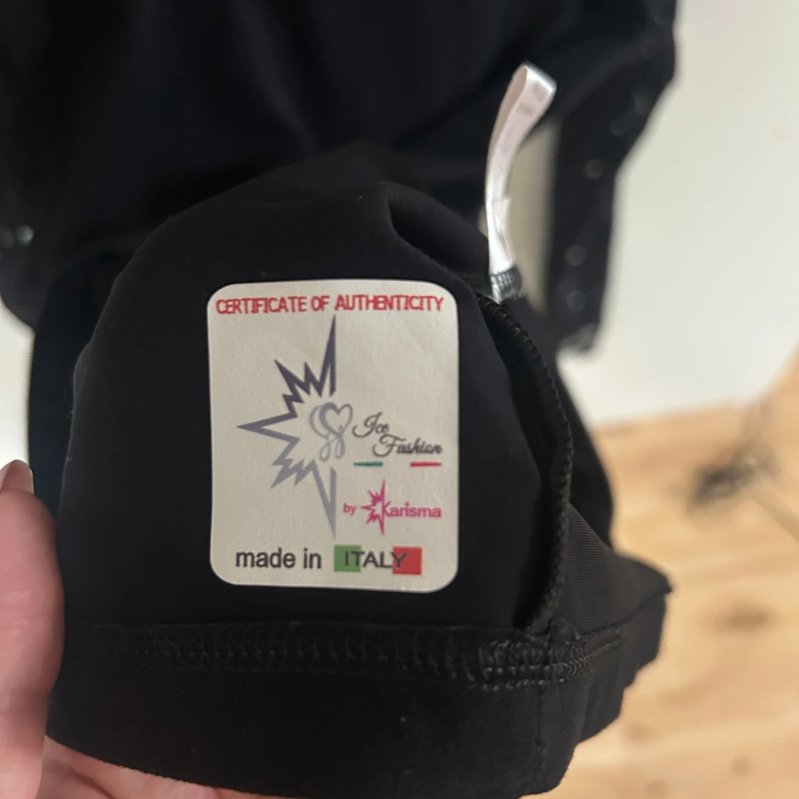 Svart v-ringad spets topp från Karisma  - 4