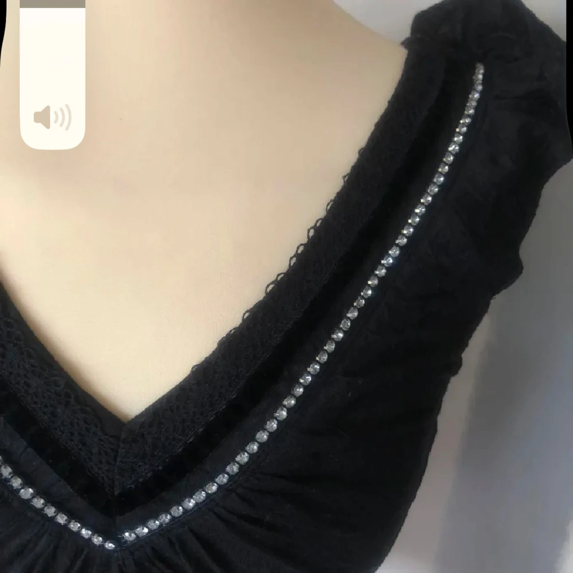 Svart ärmlös topp med pärldetaljer - 2