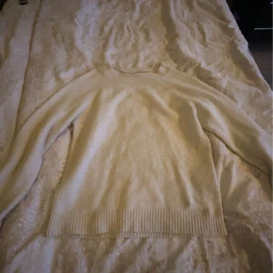 Beige stickad tröja - från vero moda, storlek xs. Skriv om ni har prisförslag eller frågor