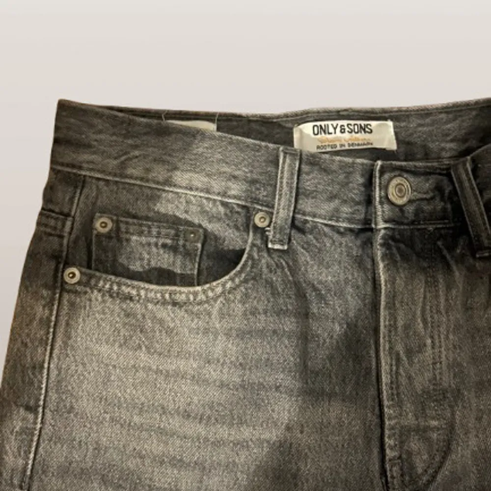 Snygga grå jeans från Only & Sons med en klassisk straight passform. Storleken är W28 och L32. De har en midwaist design och är tillverkade i slitstarkt denim. Perfekta för en avslappnad stil. Pris kan diskuteras!👍. Farkut & Housut.