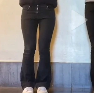 Svarta bootcut jeans - Snygga svarta low flare waist jeans. Storlek S/31 men skulle säga passar xs/s beroende på hur tajta man vill ha de. Snyggt uppsydda så passar någon som är 160cm, skriv för mått eller fler bilder!💘💘