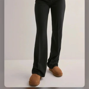 Low waist kostymbyxor  - Säljer min super Low waist kostymbyxor från Nelly, då dem inte kommer inte användning. Har en liten fläck på ena låret💕