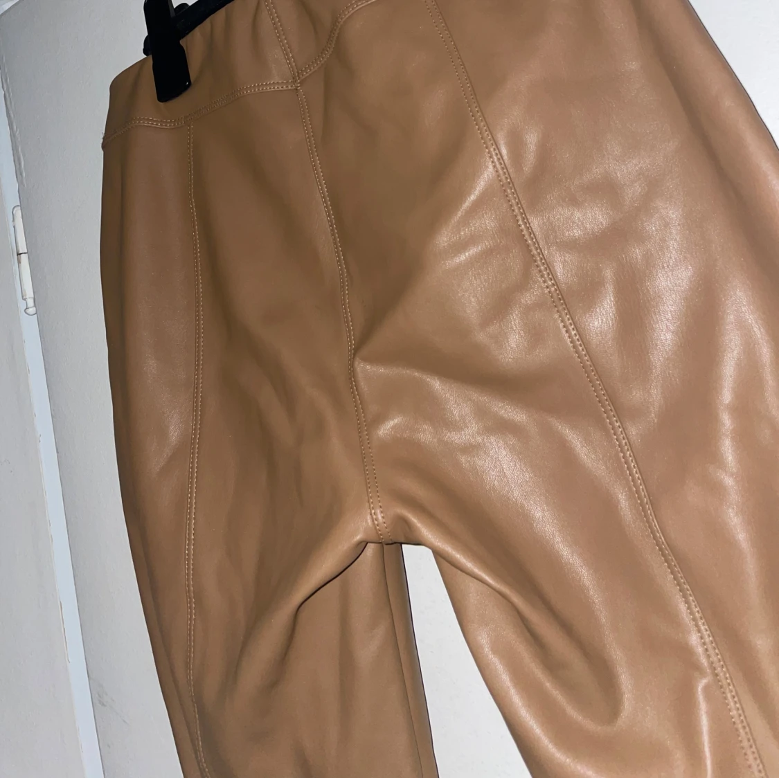 Beige skinnbyxor med dragkedja - 4