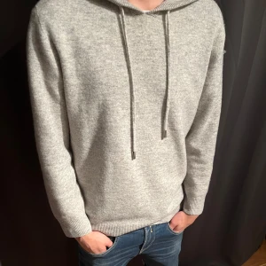 Kashmir hoodie  - Säljer min riktigt snygga Kashmir hoodie i storlek M, passar även S. Mitt pris endast 329kr. Snörena är justerbara. Kom privat för fler bilder