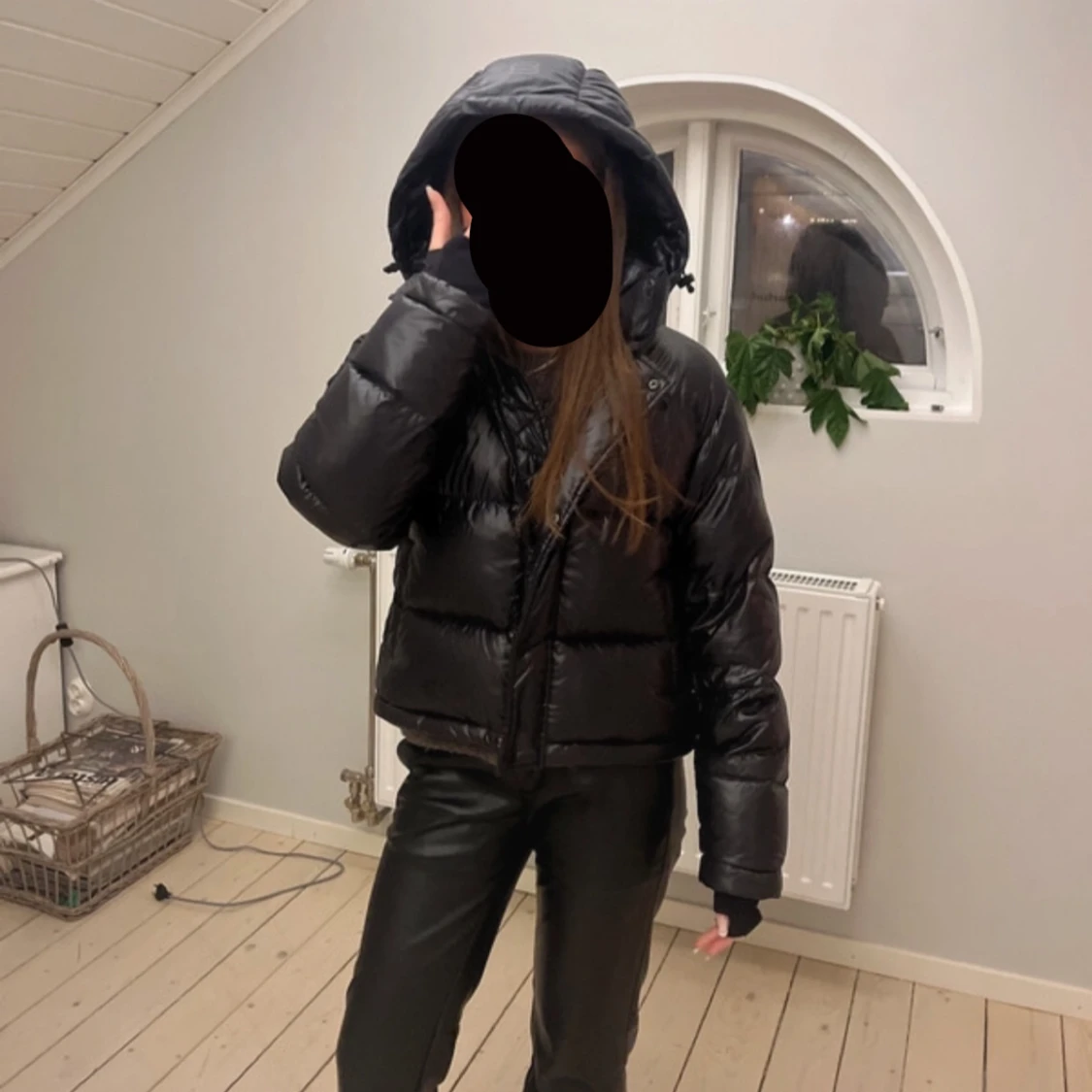 Svart dunjacka från aritzia