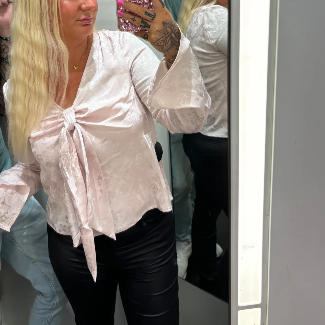 Satin Blus från Ginatricot 