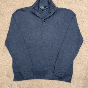 Ralph lauren halvzip  - Ralph Lauren tröja med halvziå av knappar                Storlek M                                                                           Toppskick ✅                                                                         Inga defekter eller fläckar❌                                         Nypris - runt 3000 kr                                                   Skriv vid frågor 💬 