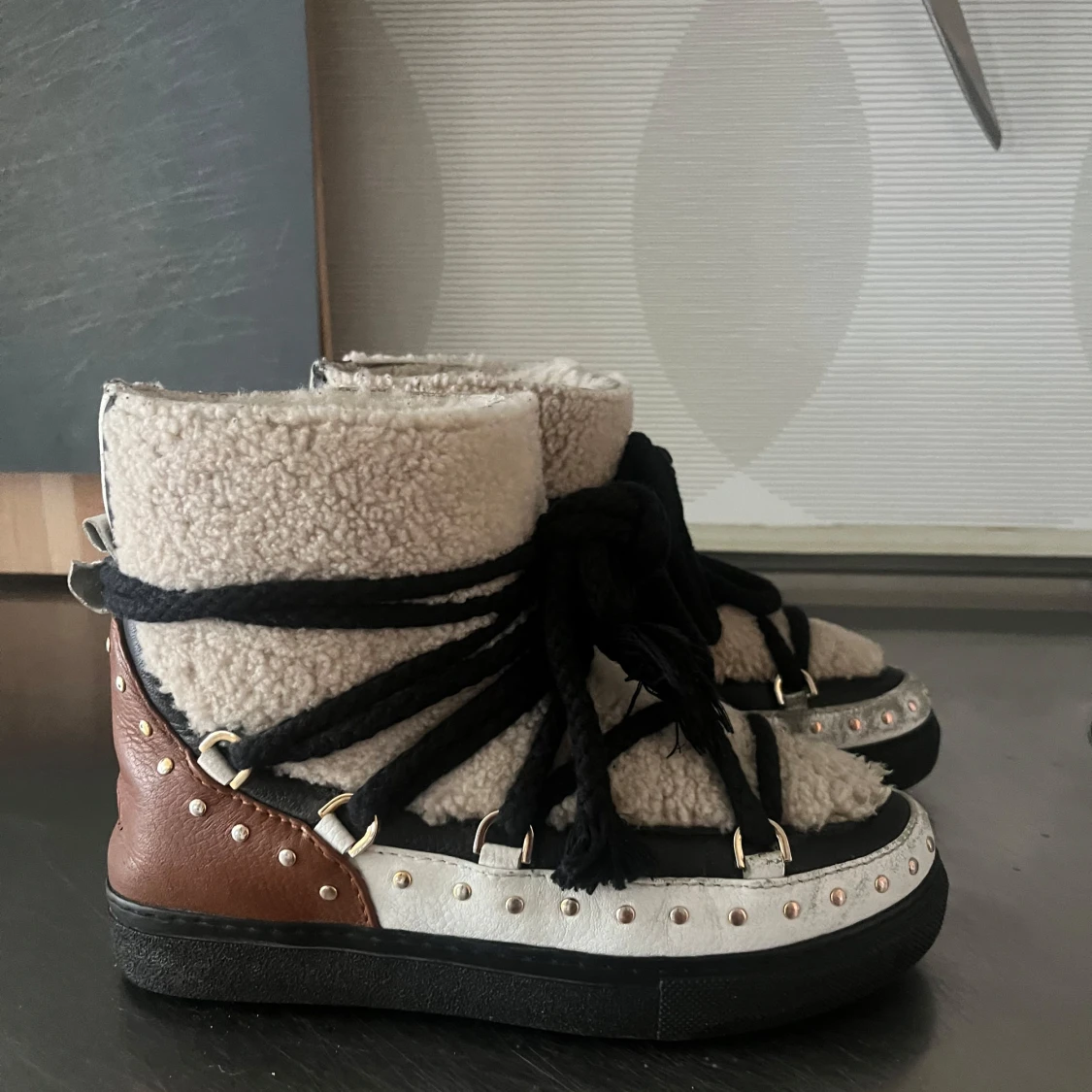 Inuikii skor curly rock - 1