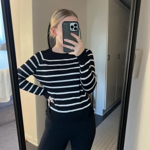 Svart och vit randig tröja från Zara - Tröja från zara. Strl S. Använd max 3 gånger. 📷 Säg till om du vill ha fler bilder så fixar jag det. 💸 Vid snabb affär kan ja tänka mig att sänka priset. ✉️ Köparen står för frakten.