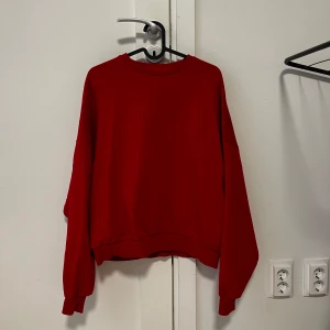 Röd sweatshirt  - Röd sweatshirt från nelly i storlek S. Väldigt bra skick, lite oversized 