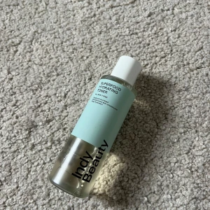 Superfood Hydrating Toner från Indy Beauty - Säljer en Superfood Hydrating Toner från Indy Beauty. Denna toner är perfekt för att återfukta och fräscha upp huden. Kommer i en stilren flaska med en mintgrön etikett och vit kork. Innehåller 150 ml.