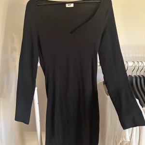 Svart lång klänning  - Svart mid klänning med hjärtformad urringning. Storlek 36 men passar även 32 för den är väldigt stretchig