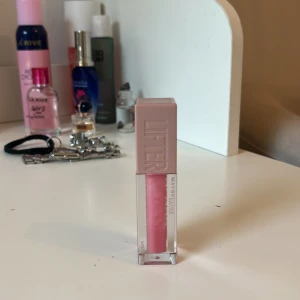 Maybelline Lifter Gloss i nyansen Gummy Bear - Säljer ett Maybelline Lifter Gloss i nyansen Gummy Bear. Det är ett rosa läppglans med en stor applikator för enkel applicering. 😍😍
