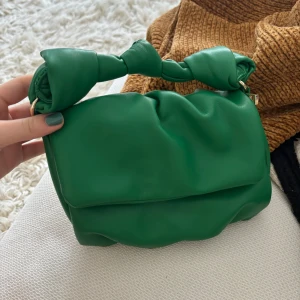 Zara väska - Supersöt grön väska från Zara. Tillkommer ett längre axelband. Nyskick! 💘