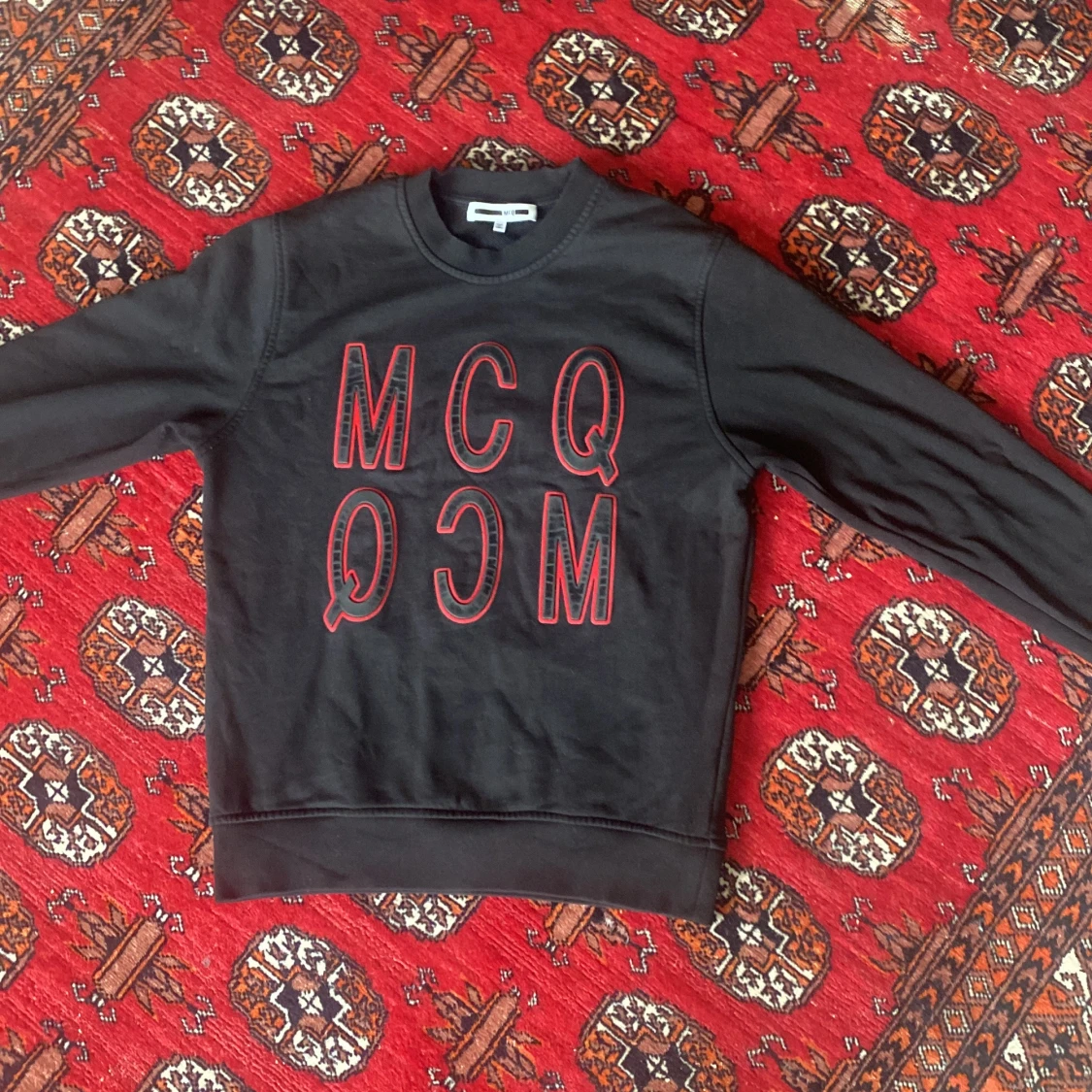 Svart tröja från Alexander mcqueen 