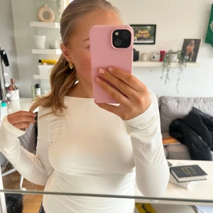 Vit långärmad topp med öppen rygg - Säljer en vit långärmad topp med en öppen rygg då den inte längre kommer till användning! Supersnygg och i bra skick, knappt använt!!🥰 Nypris 300kr på Gina Tricot!
