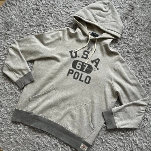 Ralph Lauren hoodie - Skön Raffe Hoodie! | Mycket fint skick finns något litet tecken på användning! | Storlek L kan möjligen passa M också så fråga gärna om mått! | Ställ gärna frågor innan du köper!