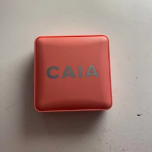 Rouge från CAIA - Snygg rouge från CAIA i en kompakt förpackning med inbyggd spegel. Perfekt för att ge kinderna en fräsch och naturlig färg. I färgen ”watermelan sugar” och oanvänd