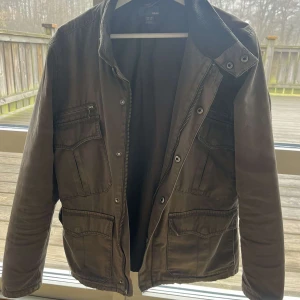 Field jacka från H&M - En field jacka i mellan mörkgrön färg från H&M, skicket är 8/10 och storleken är 46 i EU